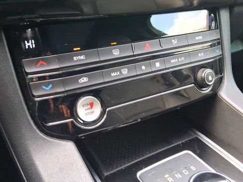 Used 2017 Jaguar F-PACE Premium image 18
