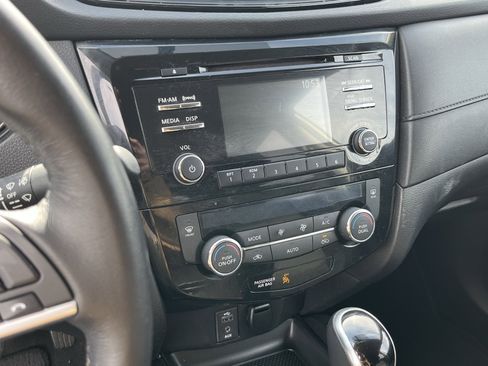 Used 2017 Nissan Rogue SV image 25