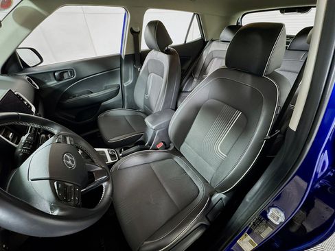 Used 2023 Hyundai Venue Limited image 14