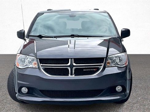 Used 2019 Dodge Grand Caravan SXT image 3