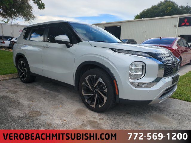 Used 2023 Mitsubishi Outlander SE FWD image 1