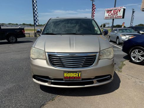 Used 2014 Chrysler Town & Country Touring-L w/ Driver Convenience Group image 2