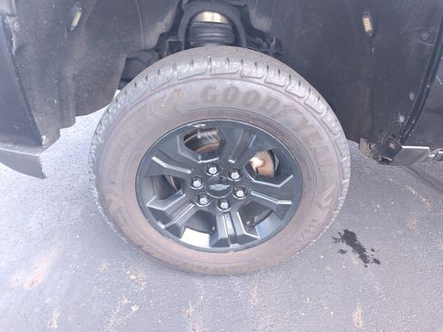 Used 2018 Chevrolet Silverado 1500 LT w/ Midnight Edition AWD/4WD image 6