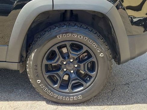 Used 2020 Jeep Cherokee Trailhawk image 32