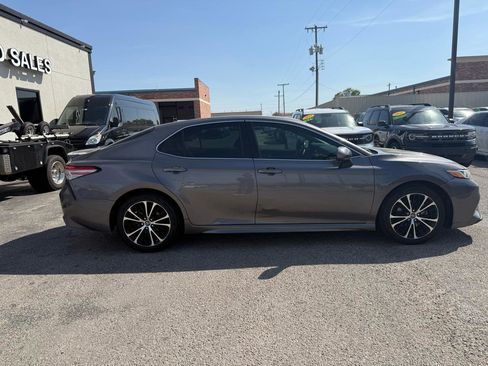 Used 2018 Toyota Camry SE image 5