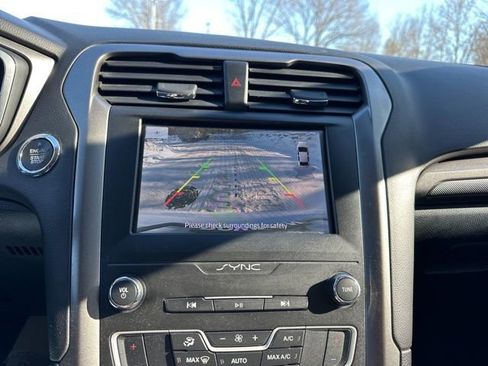 Used 2020 Ford Fusion SE image 21