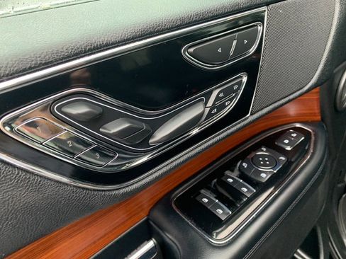 Used 2019 Lincoln Navigator Reserve image 24
