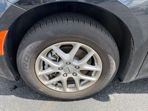 Used 2024 Chrysler Pacifica Touring-L FWD image 9