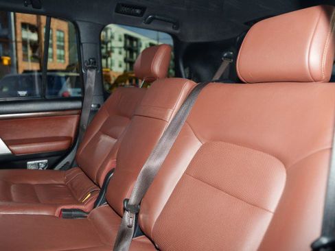 Used 2016 Toyota Land Cruiser image 25