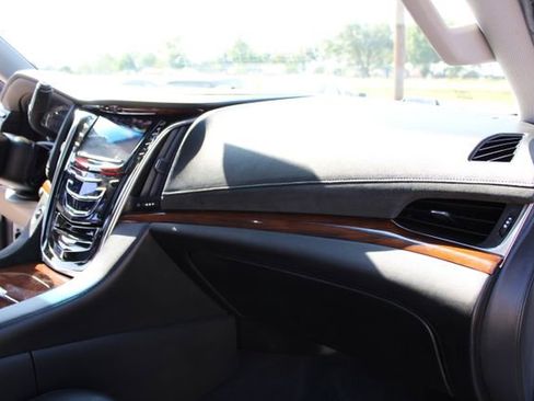 Used 2019 Cadillac Escalade ESV Luxury RWD image 48