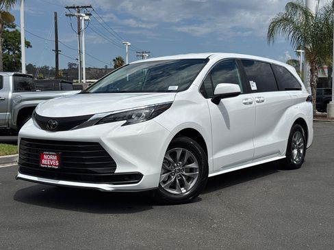 New 2026 Toyota Sienna LE FWD image 2