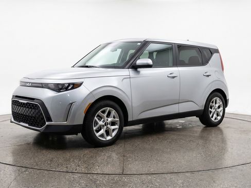 Used 2025 Kia Soul LX w/ LX Technology Package FWD image 3