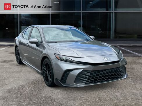 Used 2025 Toyota Camry SE FWD image 1