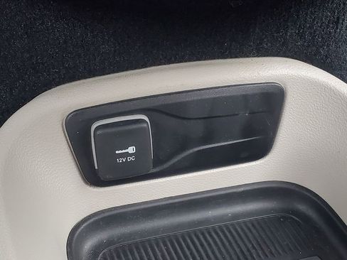 Used 2023 Chrysler Pacifica Touring-L image 31