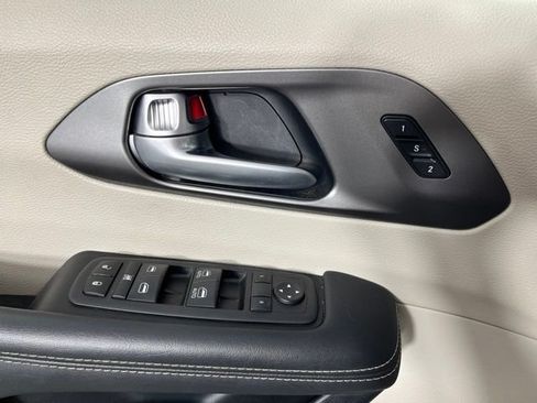 Used 2023 Chrysler Pacifica Touring-L FWD image 33