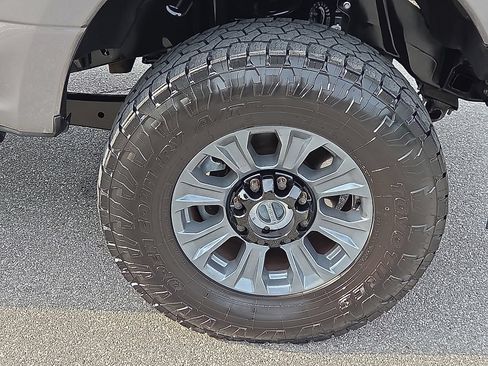 Used 2022 Ford F250 Platinum w/ FX4 Off-Road Package AWD/4WD image 7