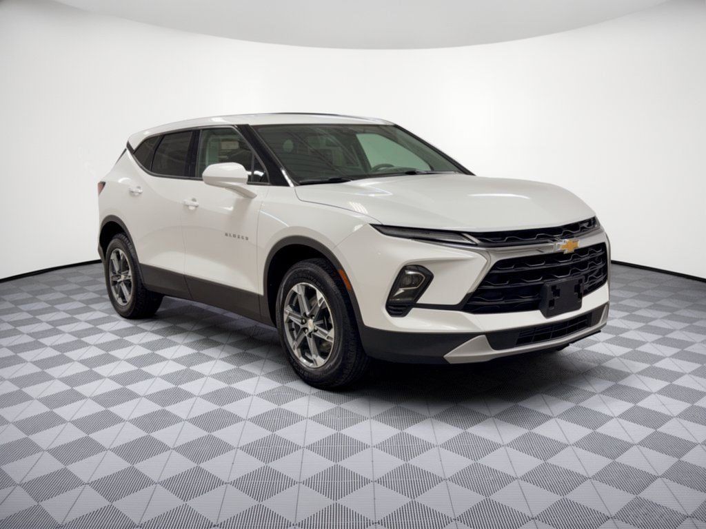 Used 2025 Chevrolet Blazer LT FWD image 7