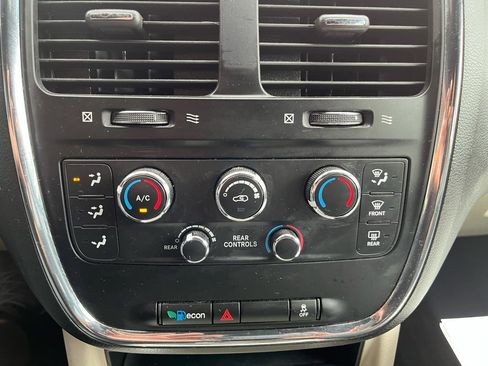 Used 2019 Dodge Grand Caravan SXT FWD image 18