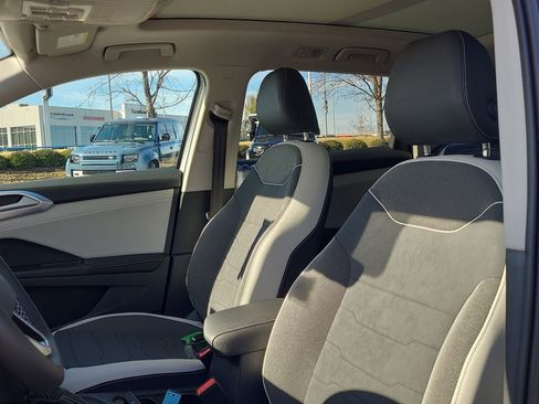 New 2026 Volkswagen Taos SE image 12