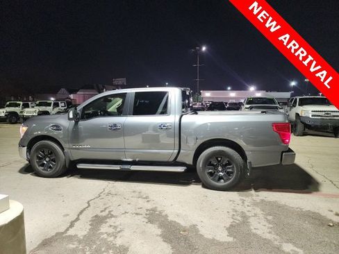 Used 2017 Nissan Titan SV image 6