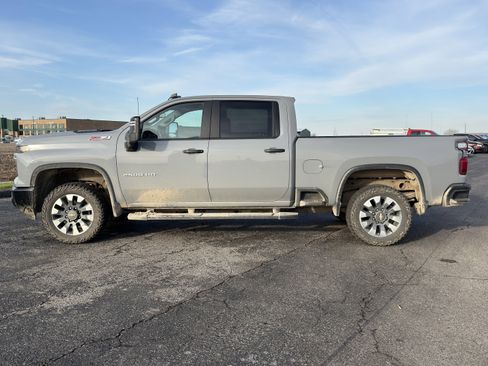 Used 2025 Chevrolet Silverado 2500 Custom w/ Custom Value Package image 6