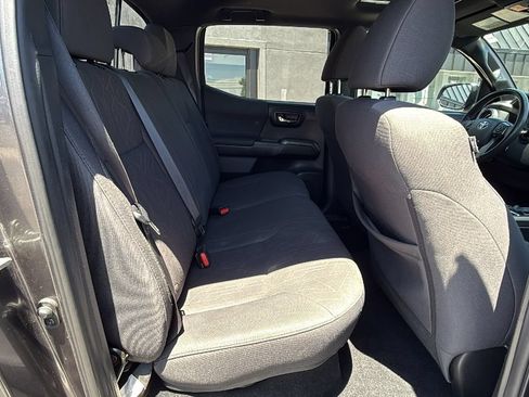 Used 2017 Toyota Tacoma TRD Off-Road w/ Premium & Technology Package AWD/4WD image 16