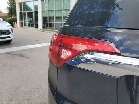 Used 2019 GMC Acadia SLT image 28