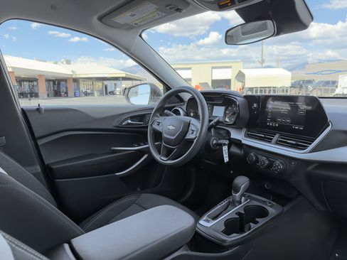 Used 2026 Chevrolet Trax LS FWD image 9
