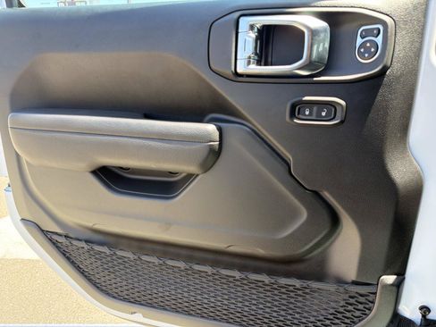 Used 2025 Jeep Wrangler Unlimited Rubicon w/ Safety Group AWD/4WD image 18
