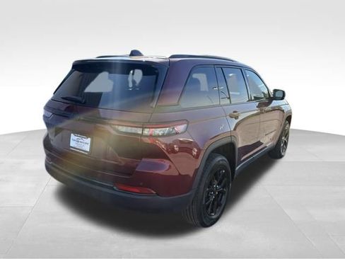 Used 2025 Jeep Grand Cherokee Altitude AWD/4WD image 2