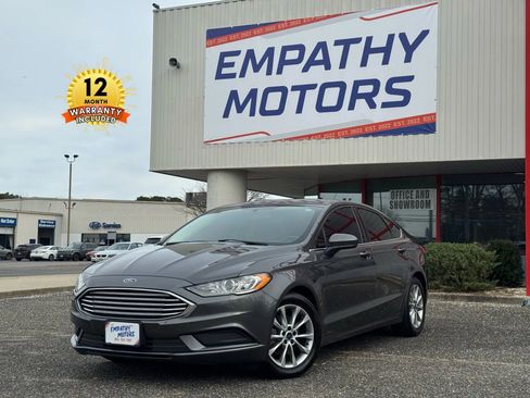 Used 2017 Ford Fusion SE image 1