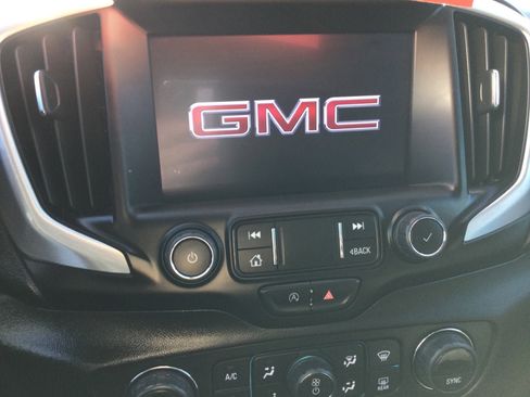 Used 2024 GMC Terrain SLE w/ Driver Convenience Package image 18