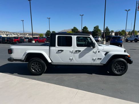 Used 2024 Jeep Gladiator Sport AWD/4WD image 6