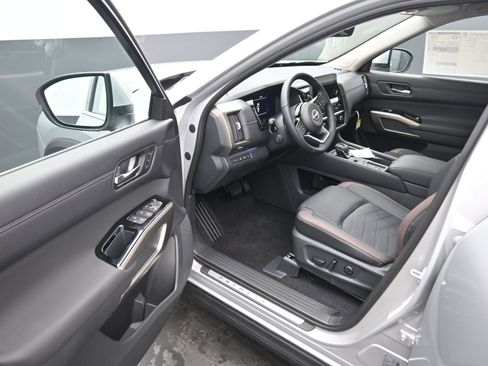 New 2025 Nissan Pathfinder Platinum image 10