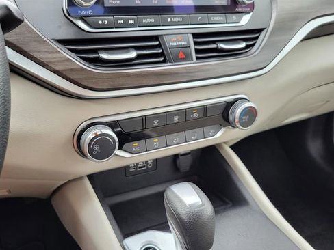 Used 2025 Nissan Altima 2.5 SV FWD image 8