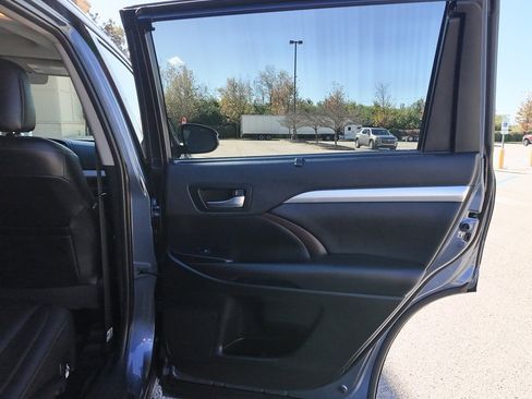 Used 2019 Toyota Highlander XLE image 30