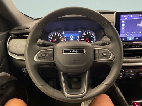 Used 2023 Jeep Compass Latitude AWD/4WD image 15