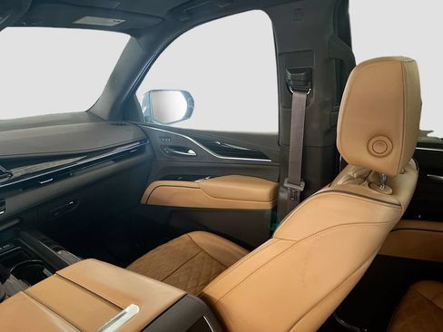 Used 2023 Cadillac Escalade Premium Luxury AWD/4WD image 23