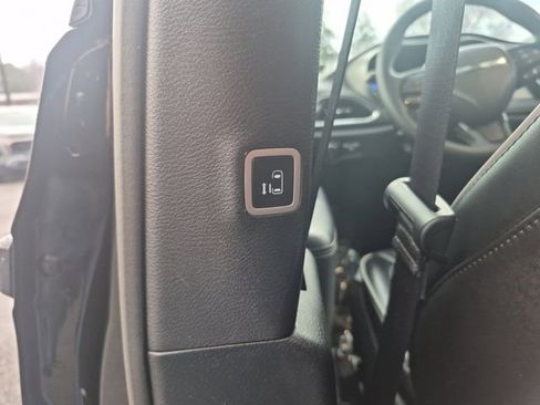Used 2024 Chrysler Pacifica Premium FWD image 27