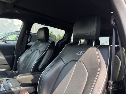 Used 2025 Chrysler Pacifica Limited FWD image 7