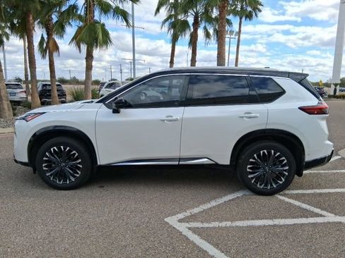 Used 2024 Nissan Rogue Platinum image 3