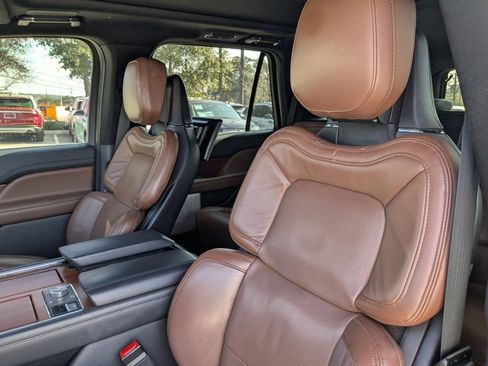 Used 2022 Lincoln Navigator Reserve image 11