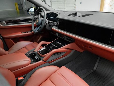 Used 2025 Porsche Cayenne S image 4