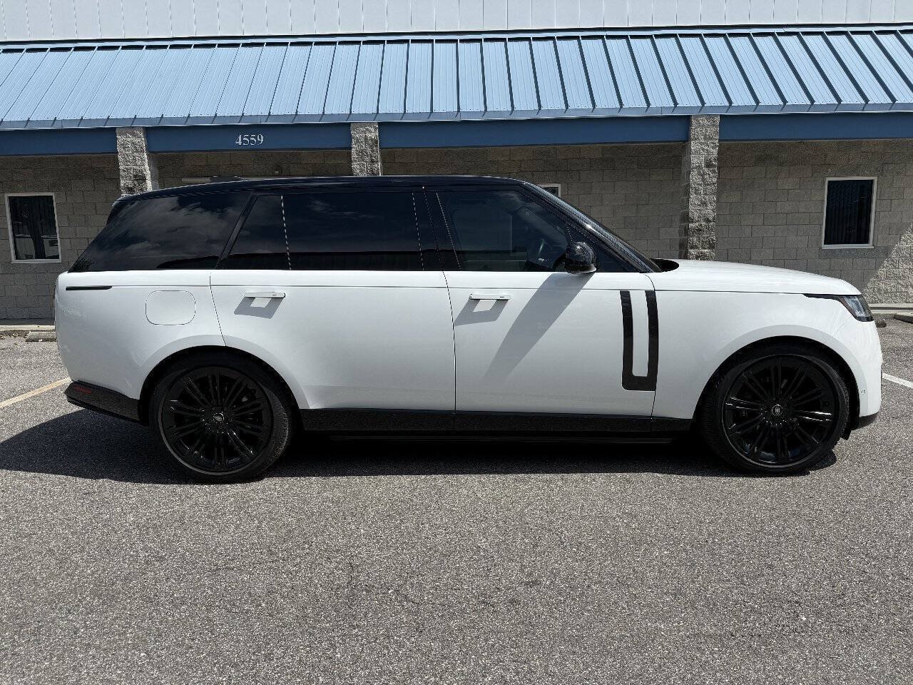 Used 2022 Land Rover Range Rover Long Wheelbase SE AWD/4WD image 9