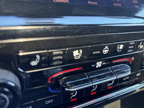 Used 2024 Jeep Grand Cherokee L Limited w/ Luxury Tech Group II image 12