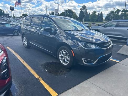 Used 2020 Chrysler Pacifica Touring-L FWD image 1