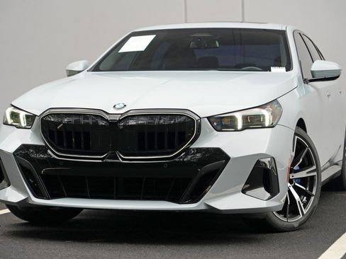 Used 2024 BMW 530i w/ M Sport Package RWD image 3