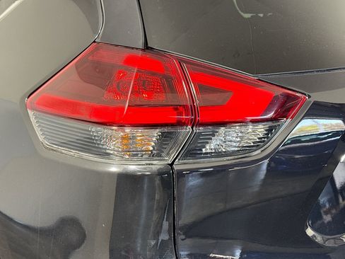 Used 2018 Nissan Rogue SV image 36