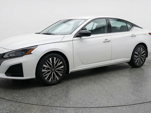 Used 2025 Nissan Altima 2.5 SV image 3