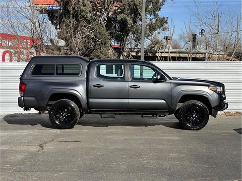 Used 2017 Toyota Tacoma SR image 9